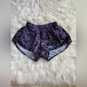 RARE LuLu Lemon hotty hot low-rise 2.5” shorts!💜🌸